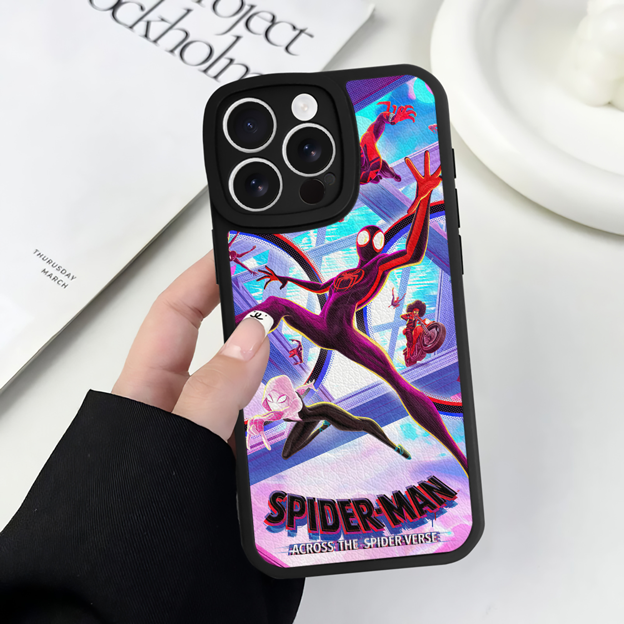 （画像用） Spider Man スパイダーマン 【iPhone 16シリーズ対応】シリコンスマホケース（レザー調） 材質：シリコン